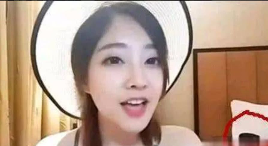 冯提莫在酒店床上的“用品”引人注目,网友:这次怎么解释?