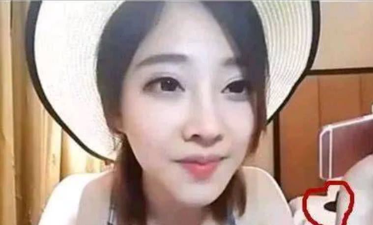 冯提莫在酒店床上的“用品”引人注目,网友:这次怎么解释?